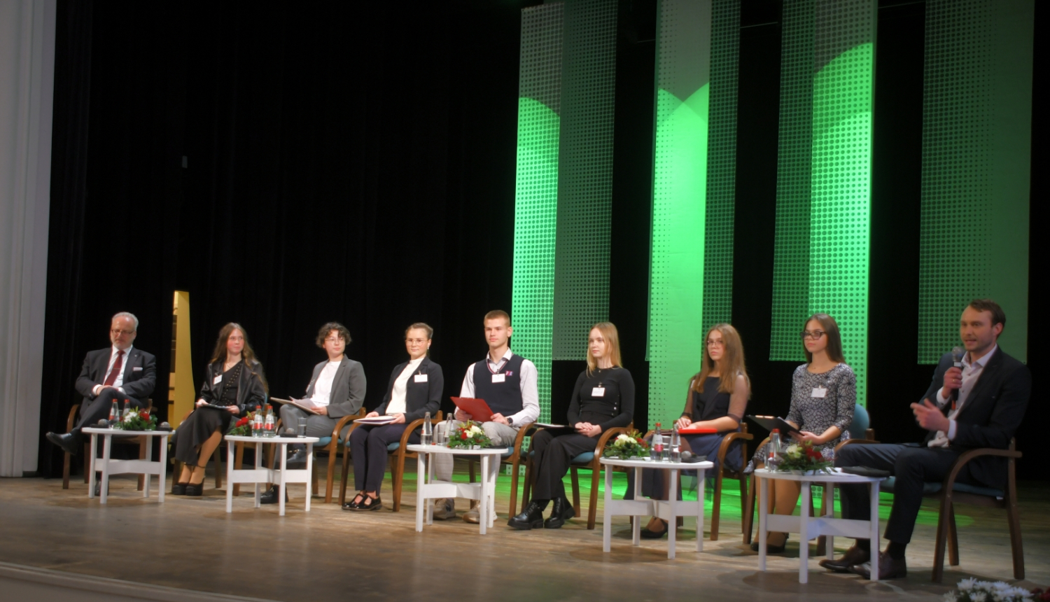 Jaunieši uz skatuves sēžot diskutē ar prezidentu