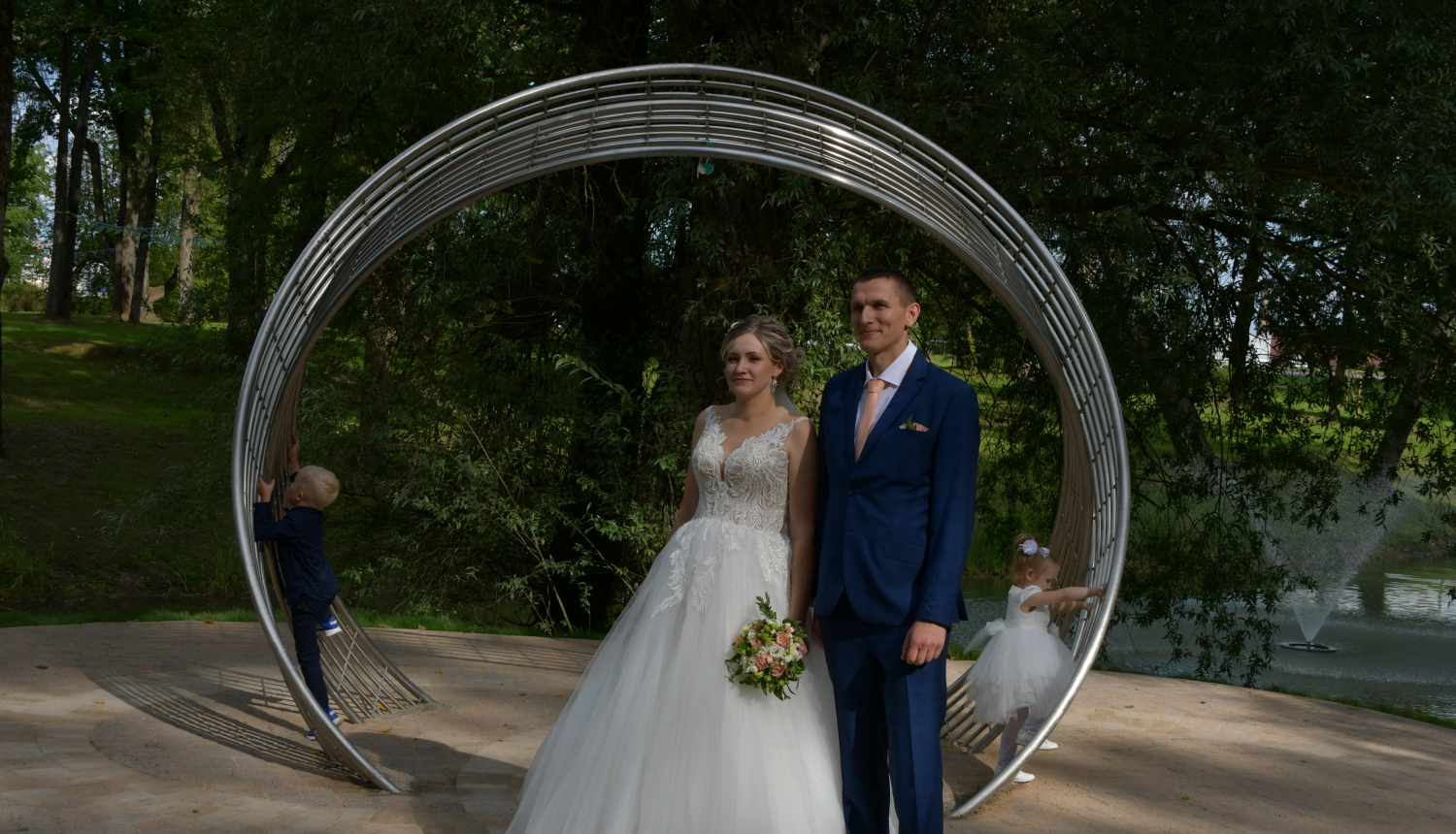 Jaunlaulātie pie vides objekta "Gredzeni" Kena parkā