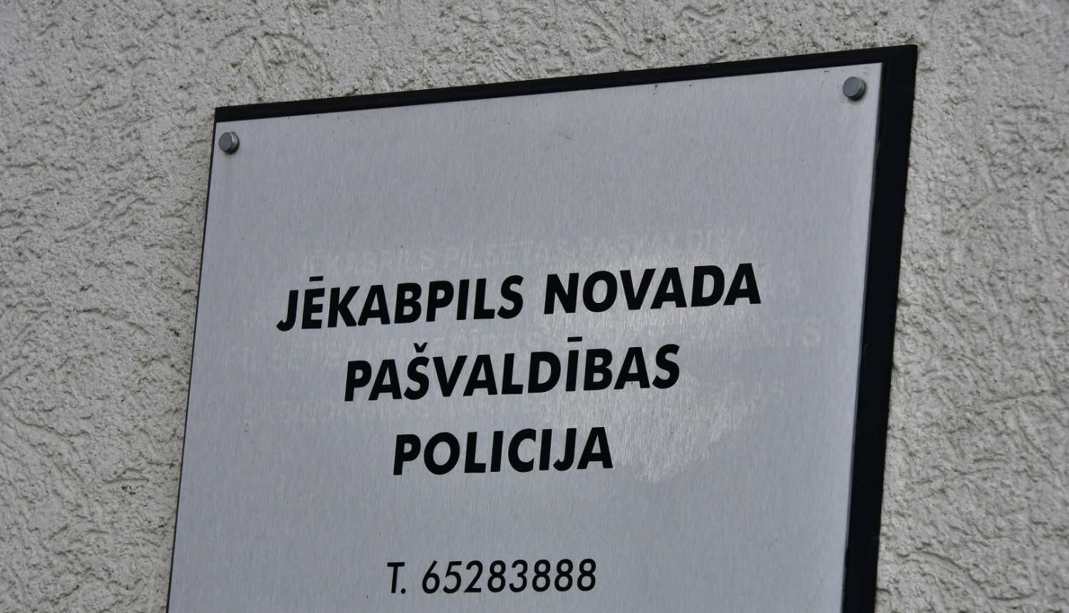 Plāksnīte ar uzrakstu Jēkabpils novada Pašvaldības policija