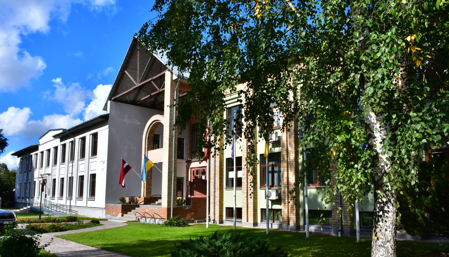 Novada domes ēka Rīgas ielā