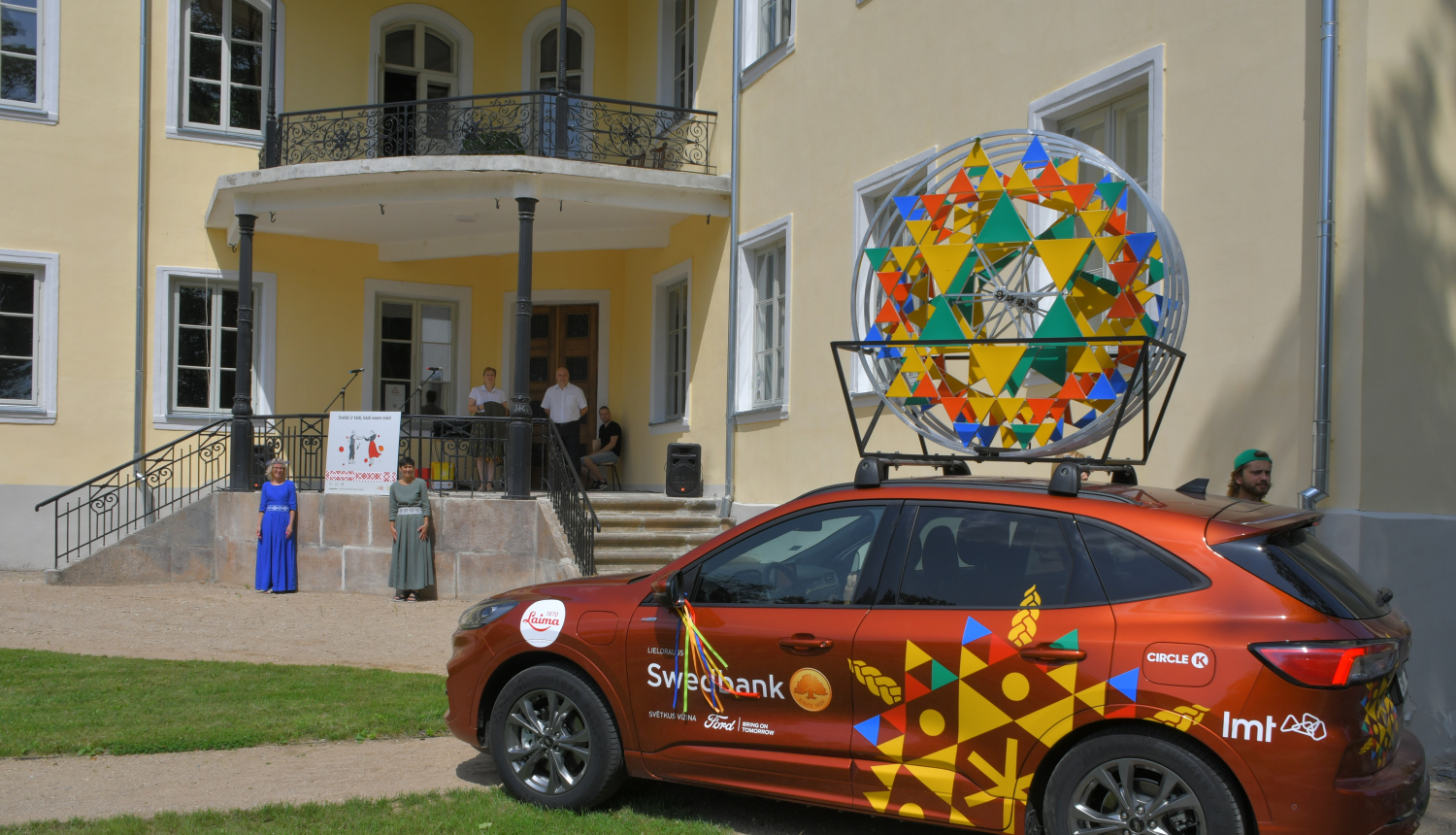 Dziesmu un deju svētku vēstneši Krustpils pils dārzā