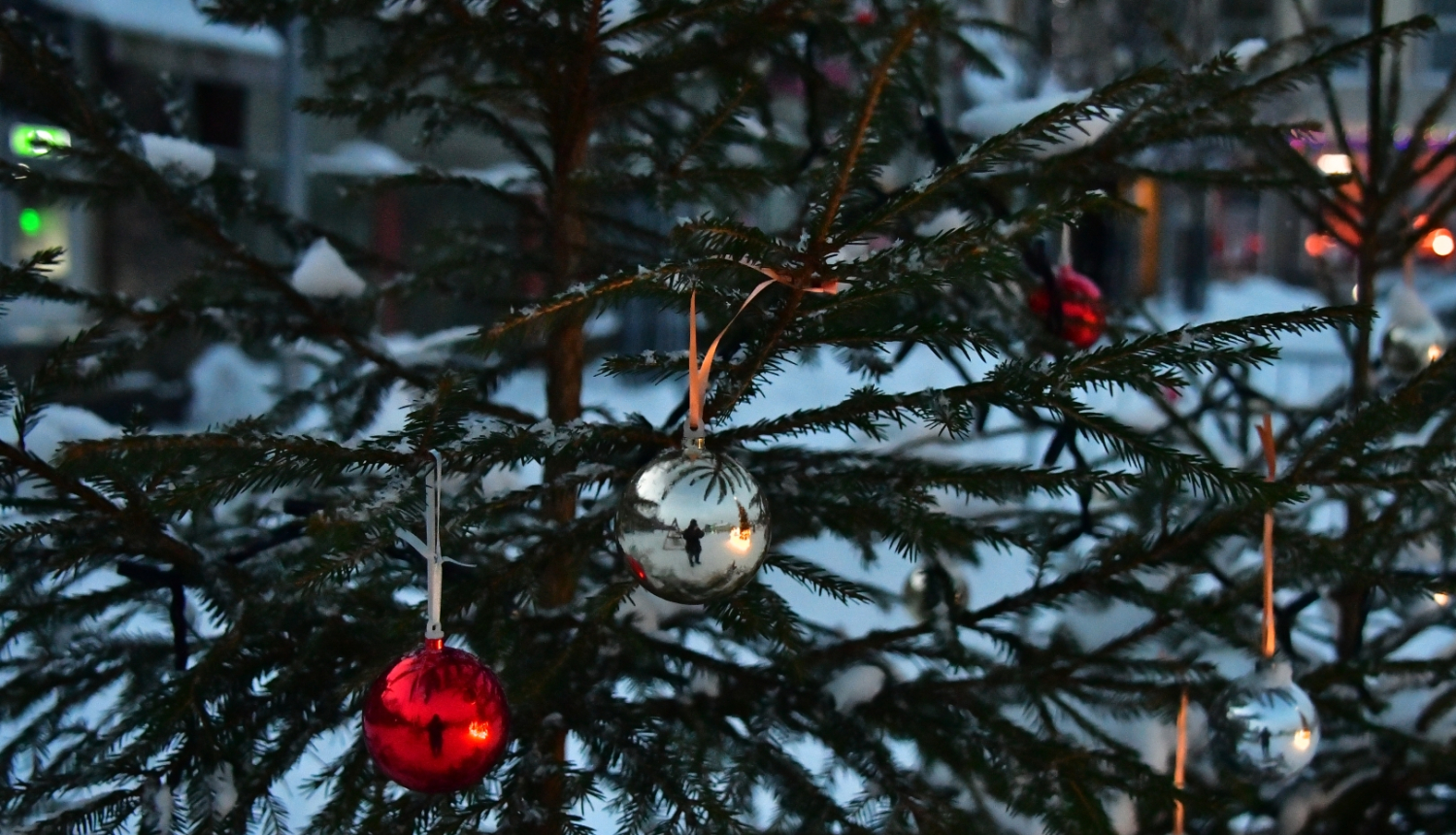Fotogrāfija ar izrotātu eglīti
