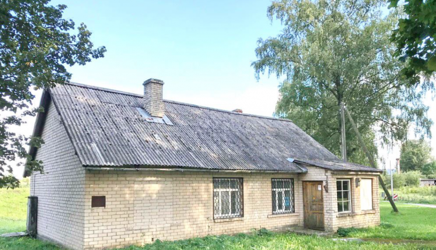 Pasta telegrāfa kantoris - balta vienstāva ķieģeļu ēka ar šīfera jumtu