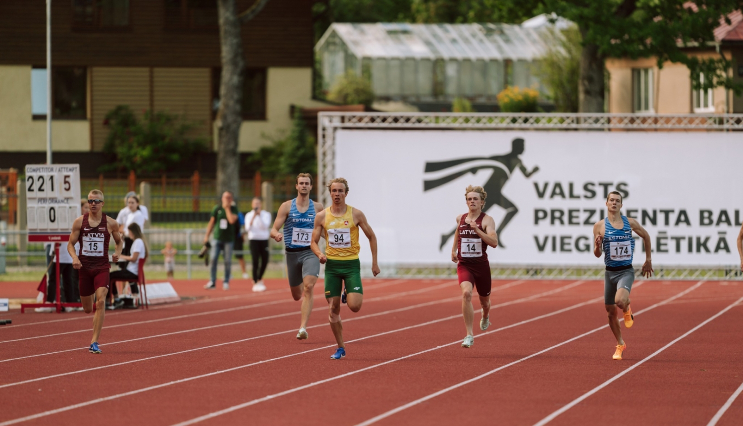 Emīls Lamba pirmais attēlā no kreisās puses