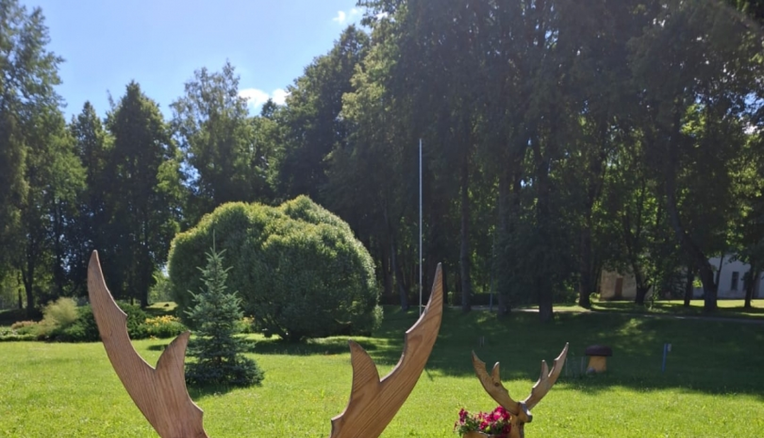 Viesītes koka skulptūras