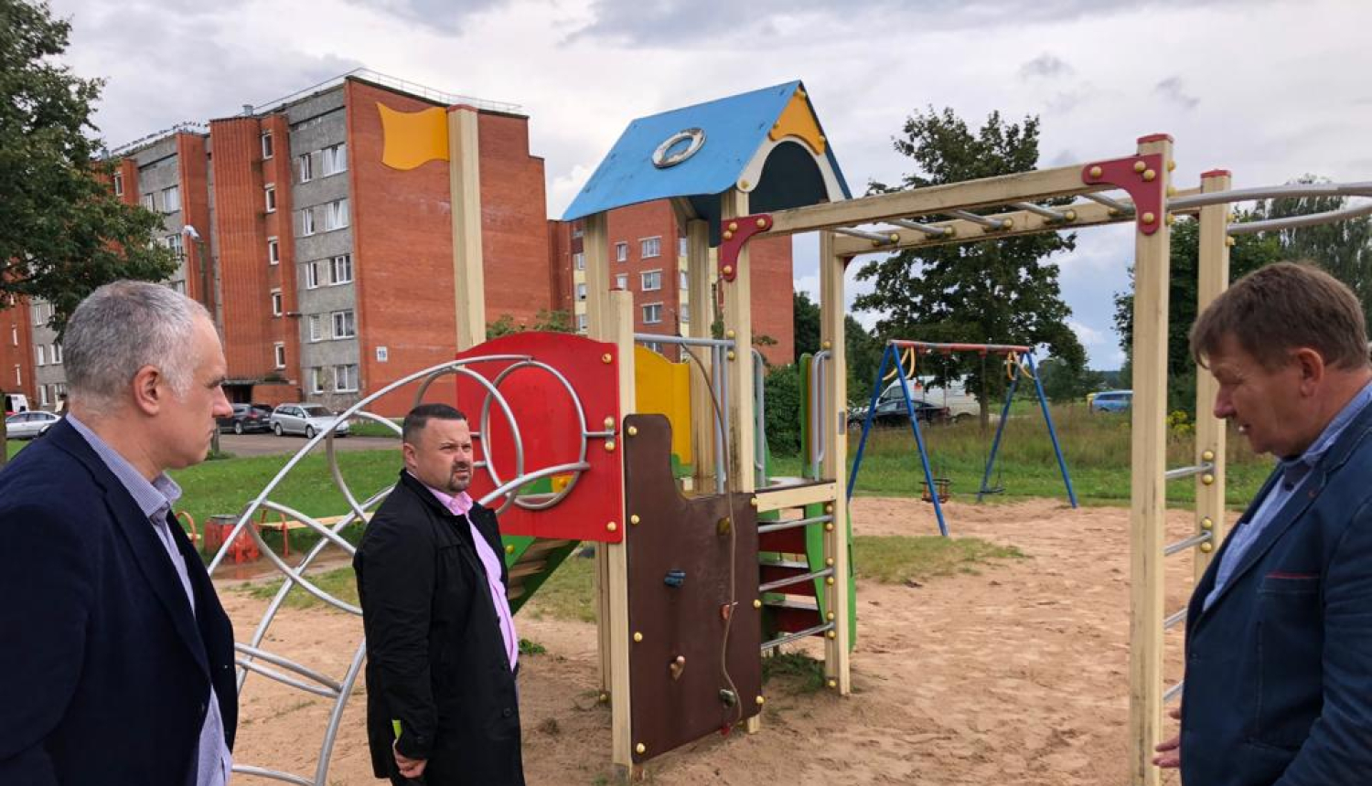 Domes vadība ar speciālistiem apseko Celtnieku ielas rotaļlaukumu