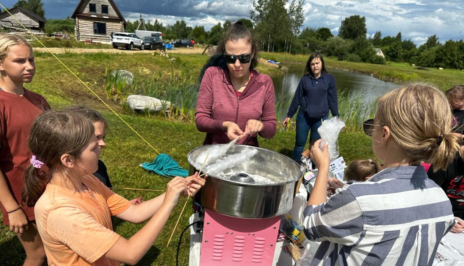 Personas pie zupas katla brīvā dabā