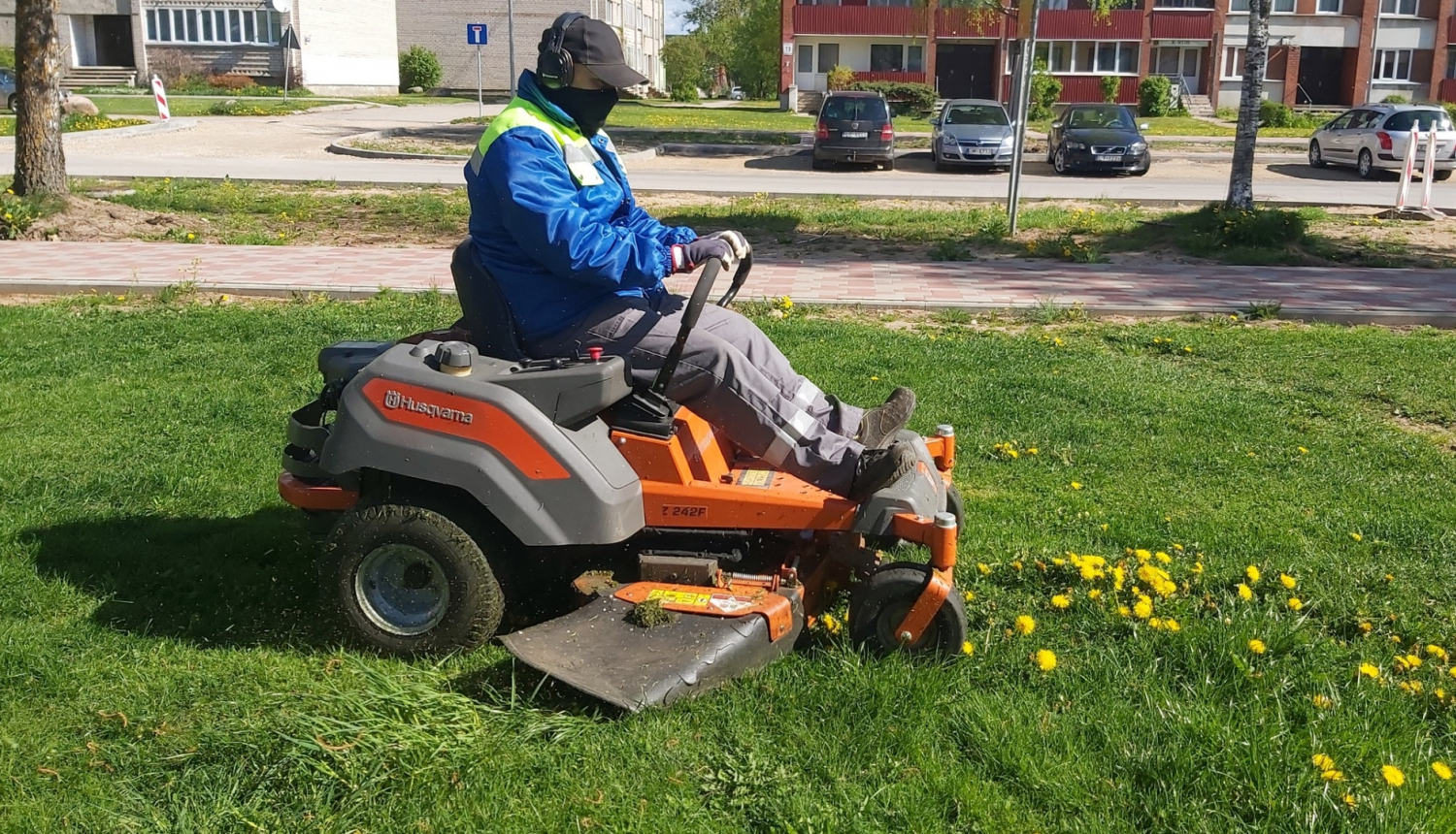 JK Namu pārvalde veic zāles pļaušanu