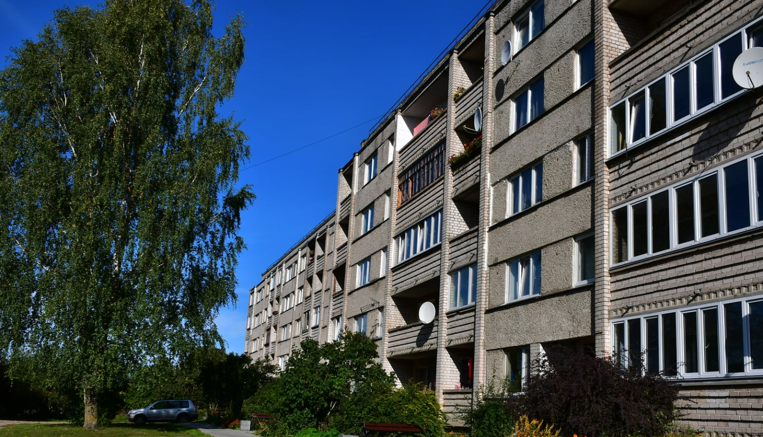 Daudzdzīvokļu ēka