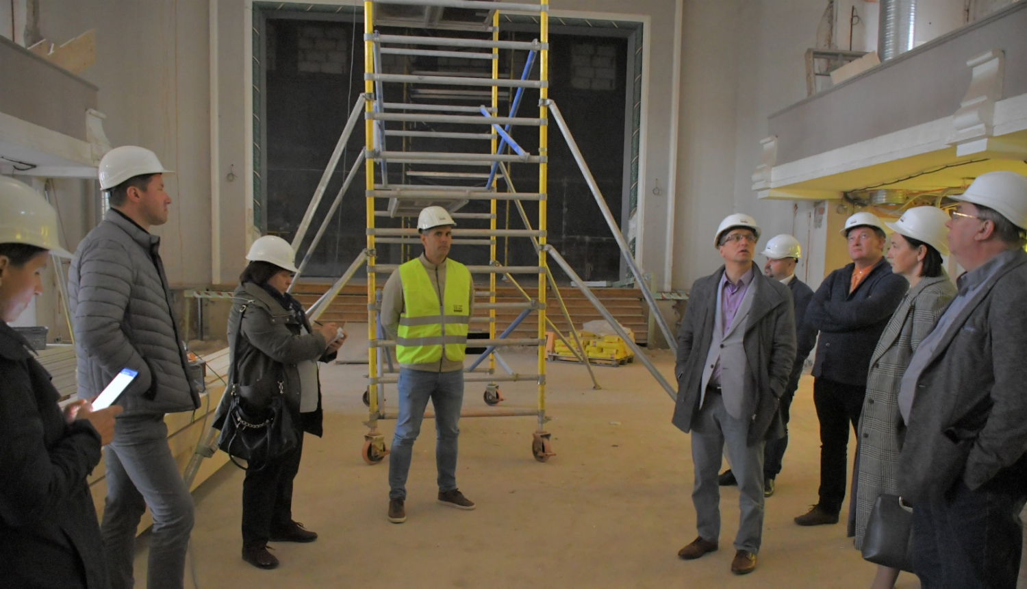 Domes vadība ar būvnieku apskata Jēkabpils Tautas nama projektu