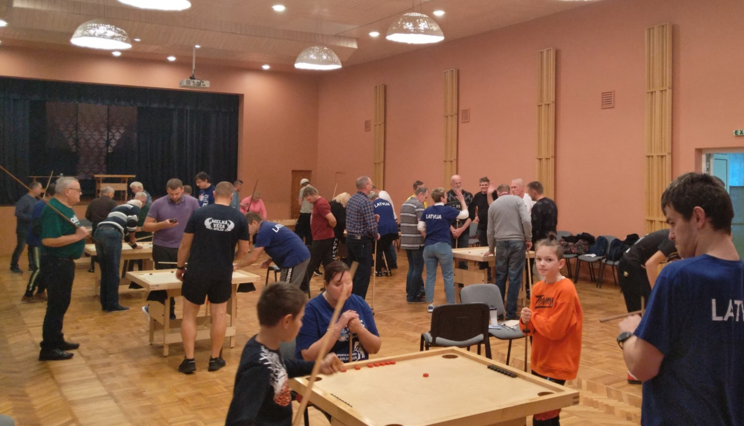 Novusa spēlētāji iekštelpās Gārsenē