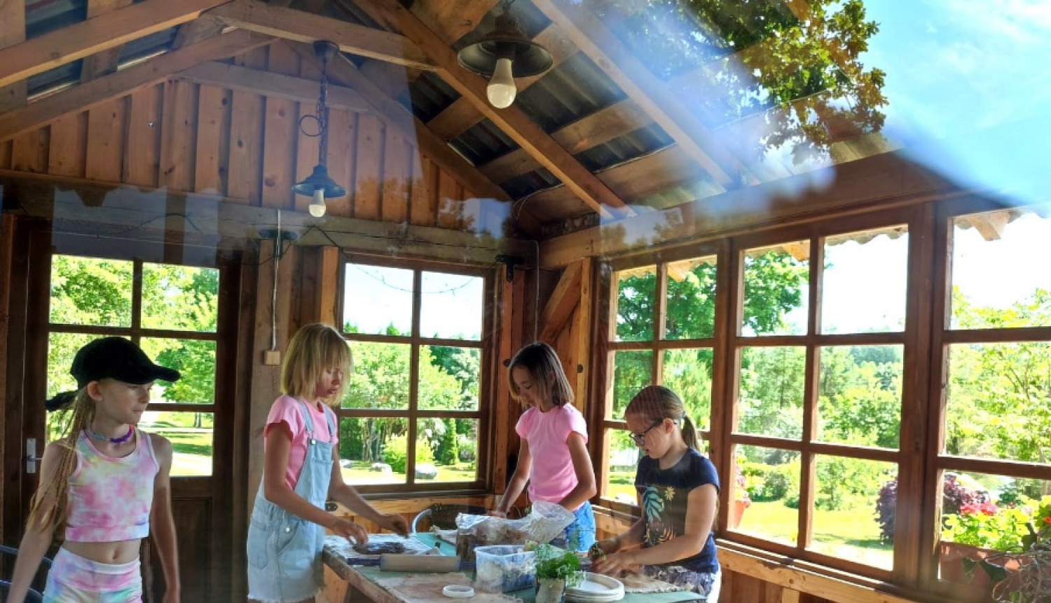 Bērnu nojumē darbojas pie galda