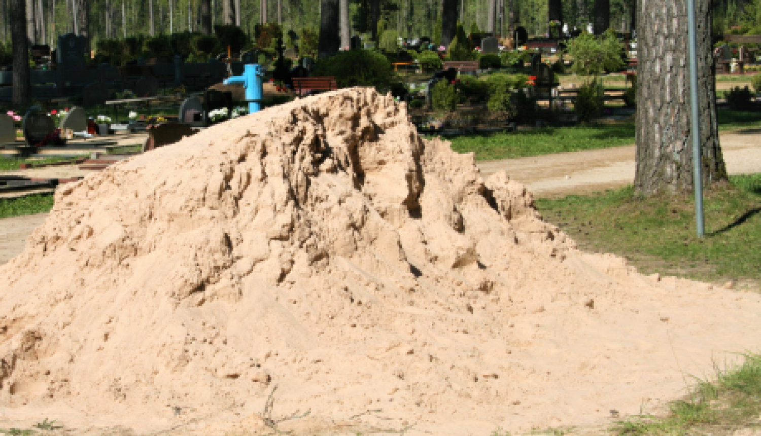 Jēkabpils pilsētas kapos tiks piegādāti 150 kubikmetri smilts kapavietu sakopšanai