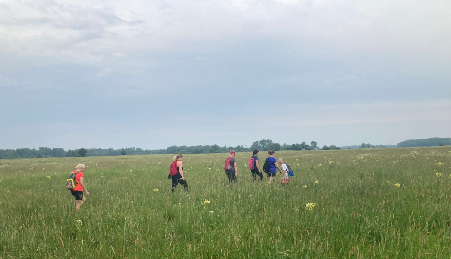 Cilvēki pārgājienā