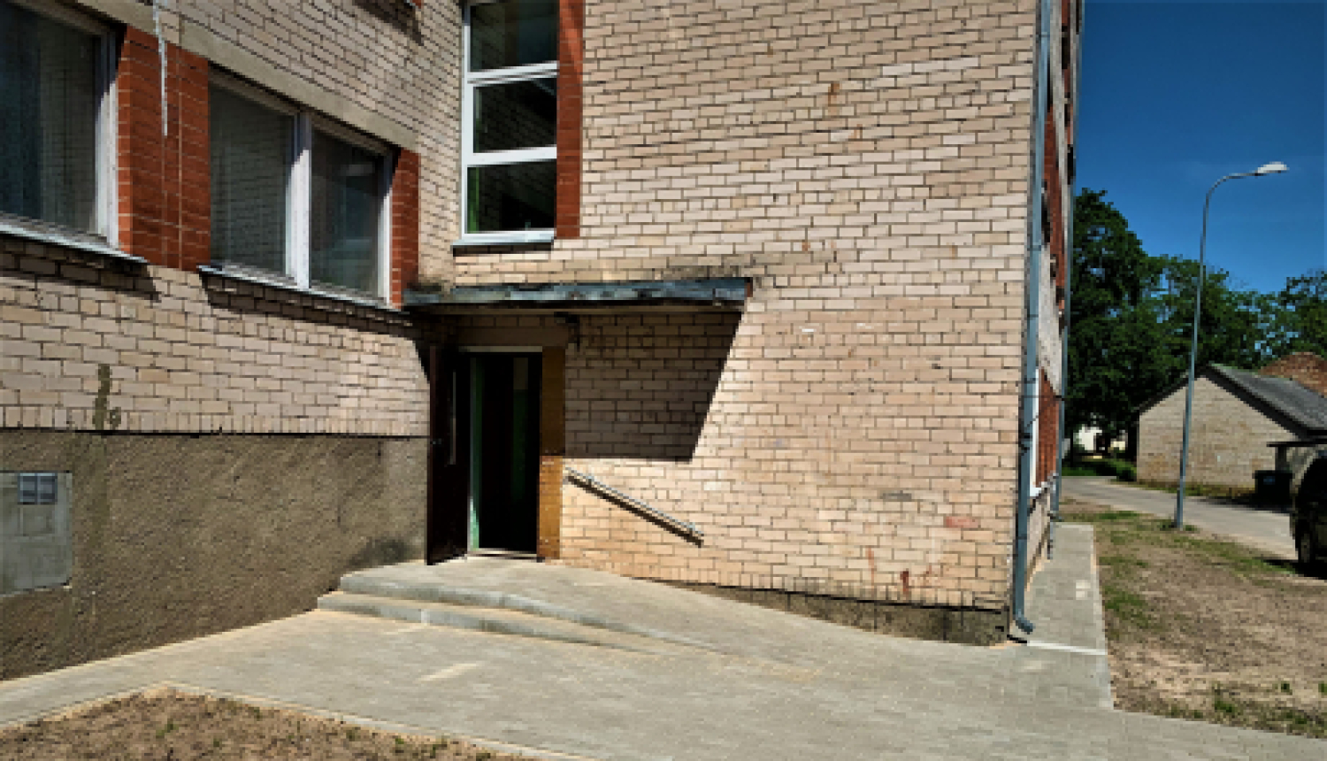 Veikti daudzdzīvokļu mājas ieejas zonas remontdarbi Meža ielā 10.