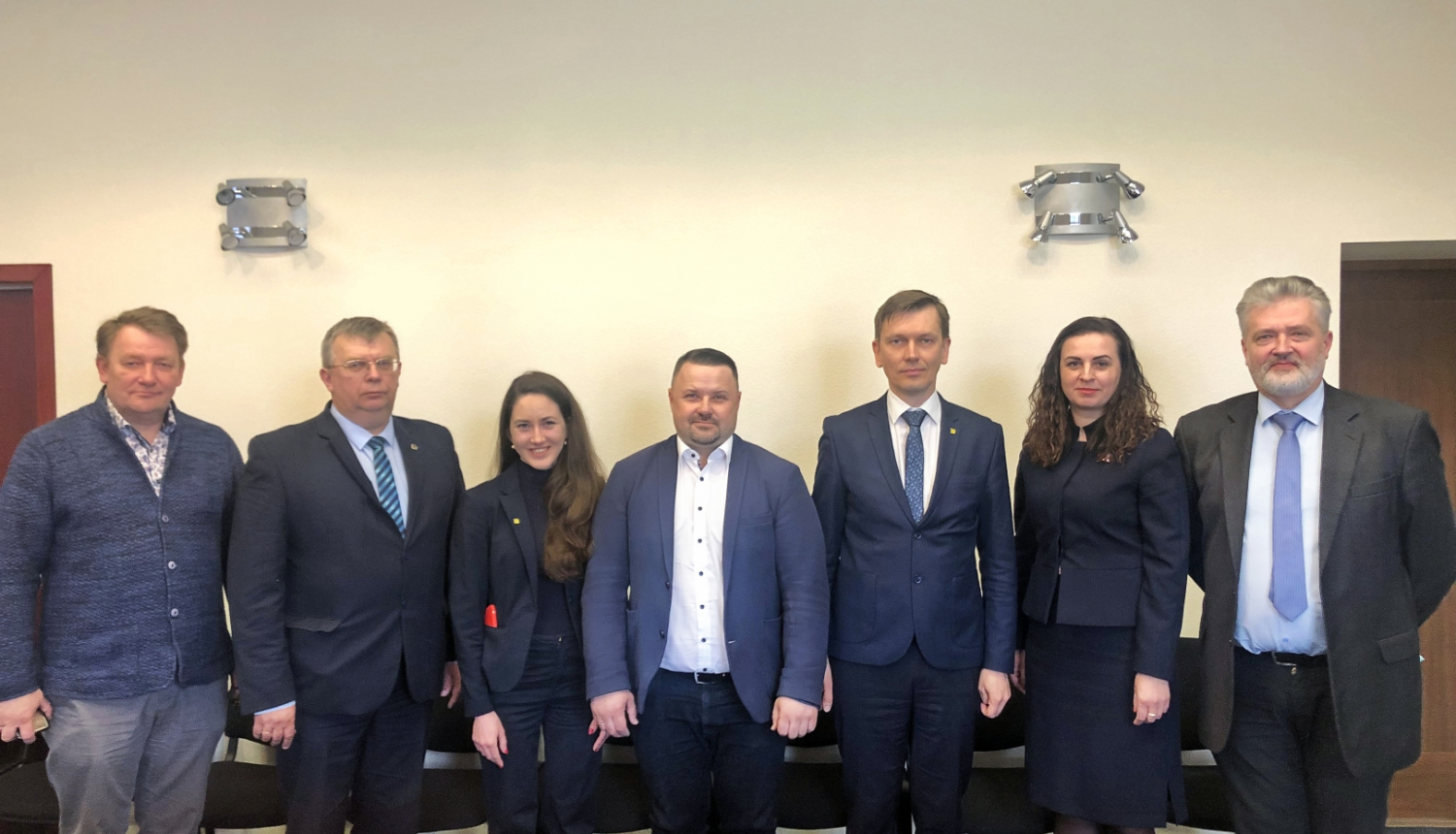 Cilvēku kopbilde telpā