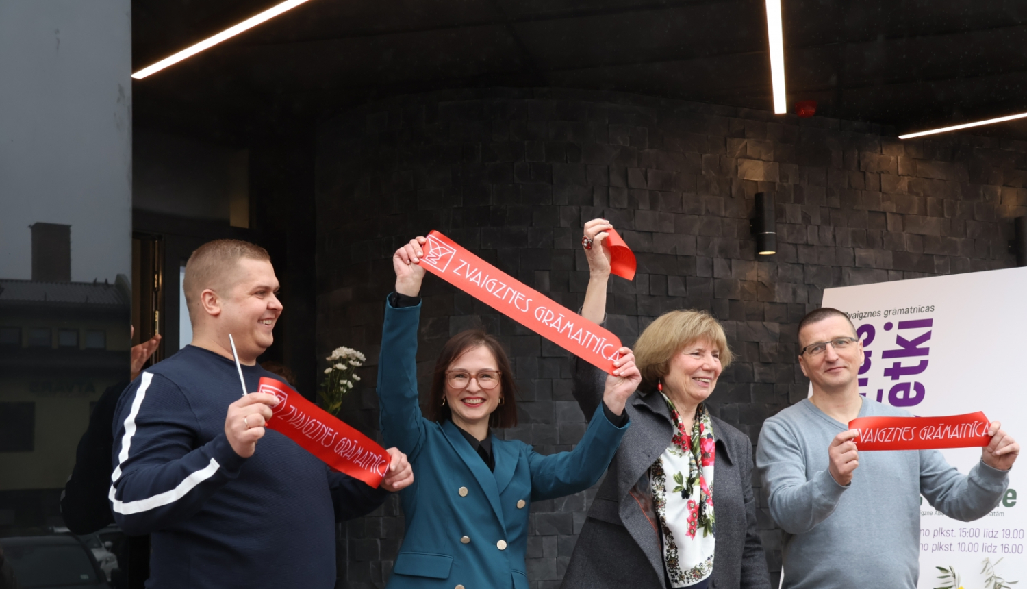 Atjaunotās grāmatnīcas atklāšana - lentes griešana 