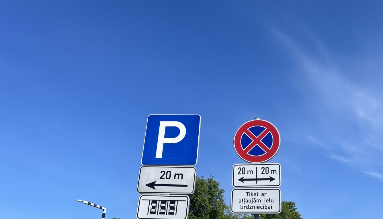 Ceļa zīmes stāvlaukumā Rīgas ielā 