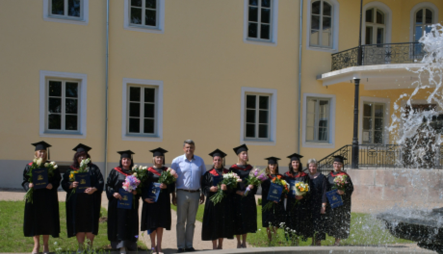 Pasniedz diplomus Baltijas Starptautiskās akadēmijas Jēkabpils filiāles absolventiem