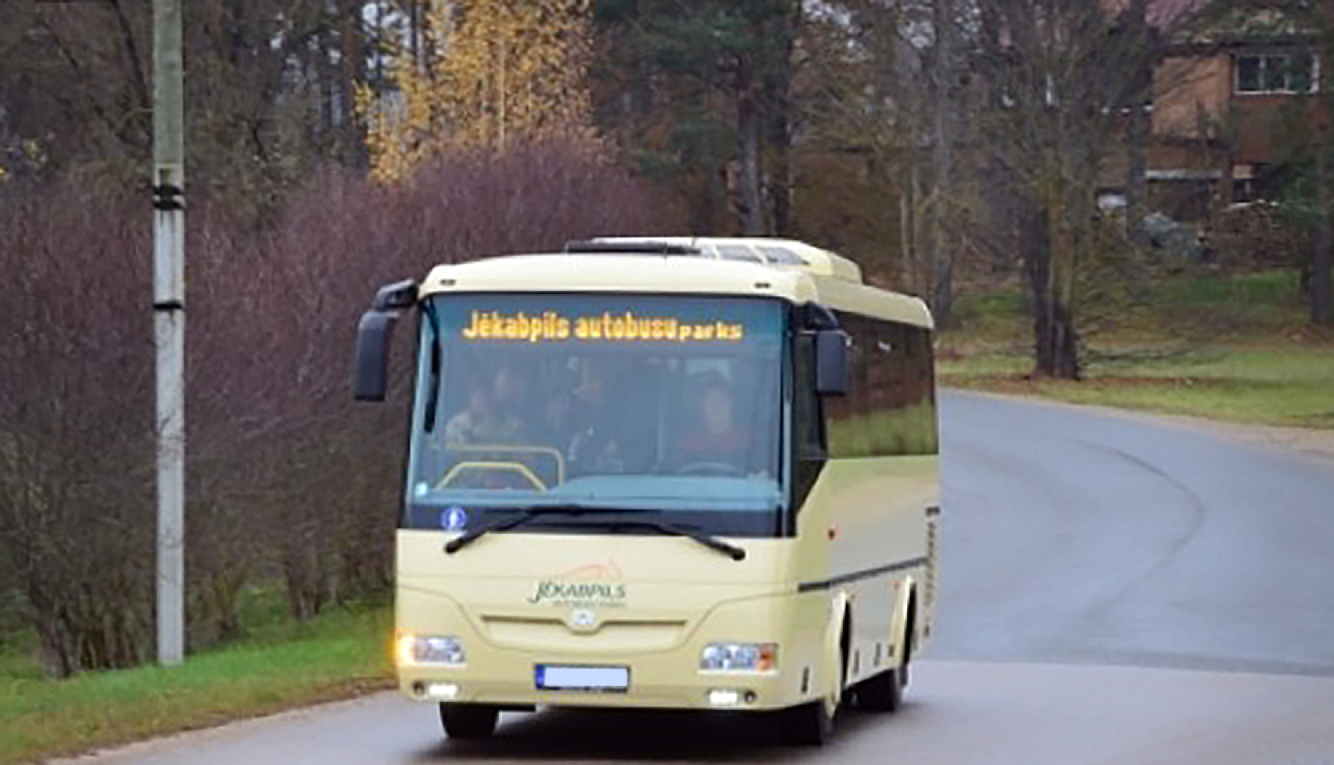 SIA Jēkabpils autobusu parks autobuss brauc pa ielu pretī fotogrāfam