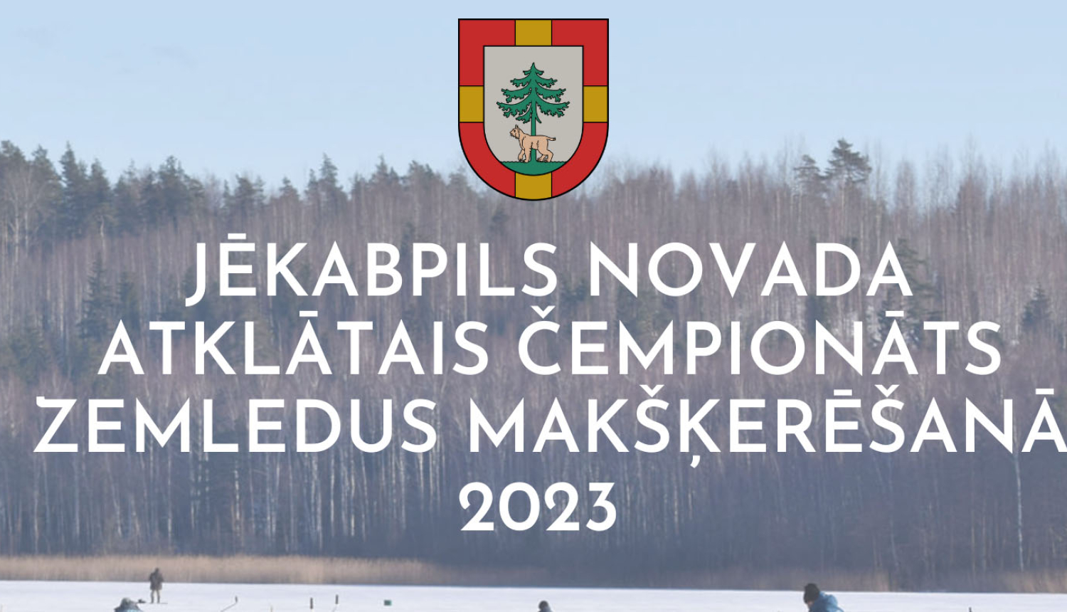 Uzraksts par čempionātu uz aizsaluša ezera un sniegota meža fona