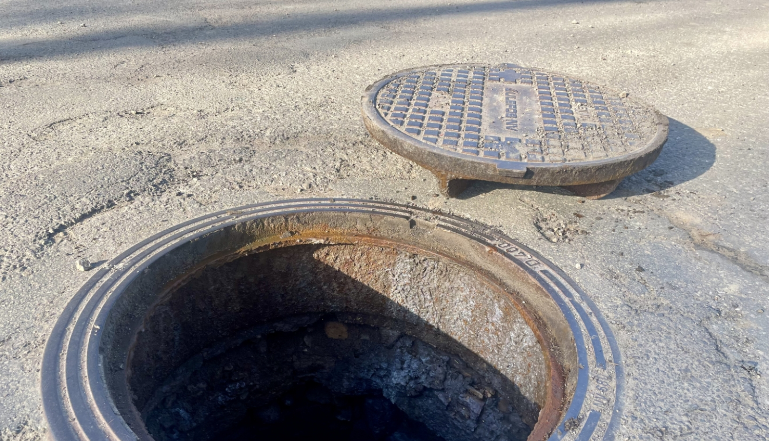 Kanalizācijas aka ar vāku