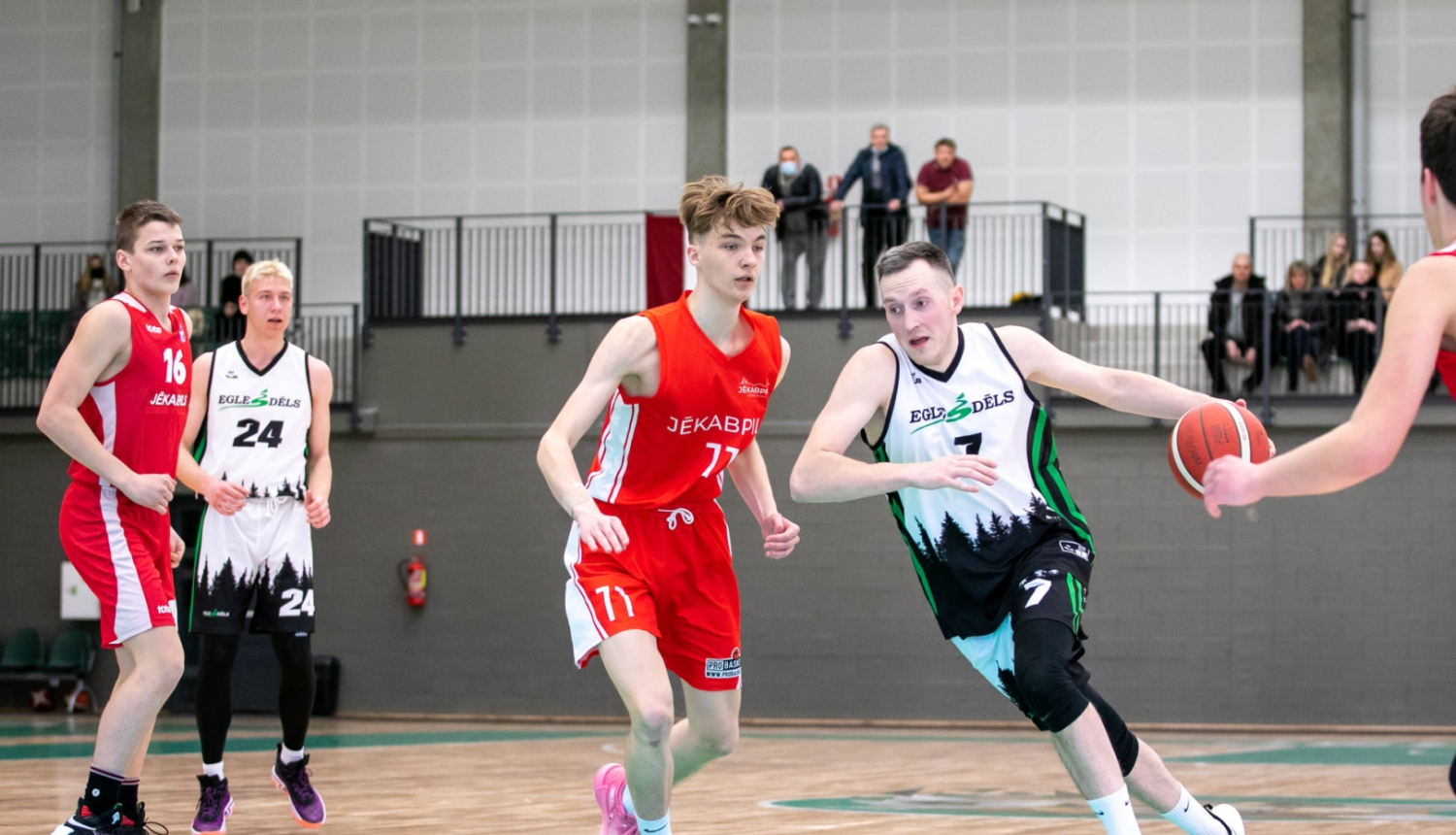 basketbolisti skraida pa laukumu