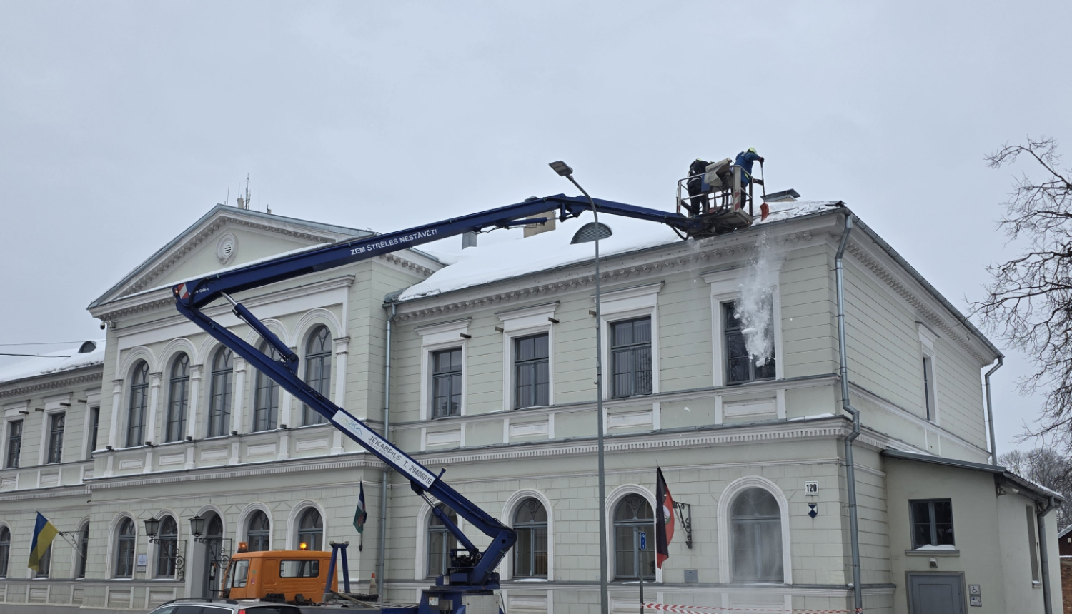 No sniega tiek attīrīts Jēkabpils novada domes jumts