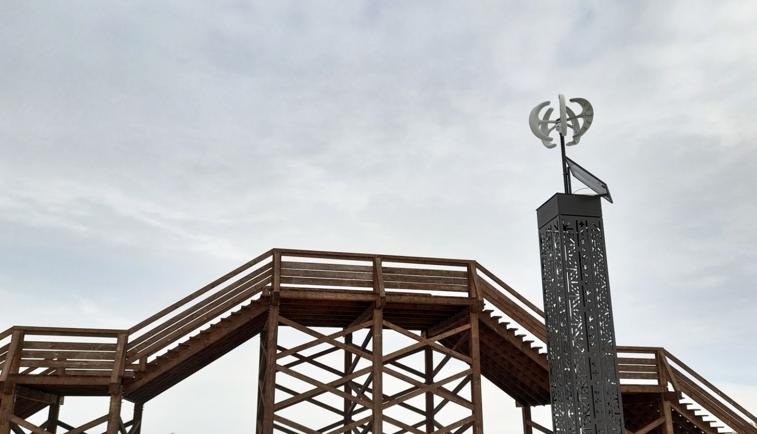 Tornītis priekšplānā Kaldabruņas skatu platformai