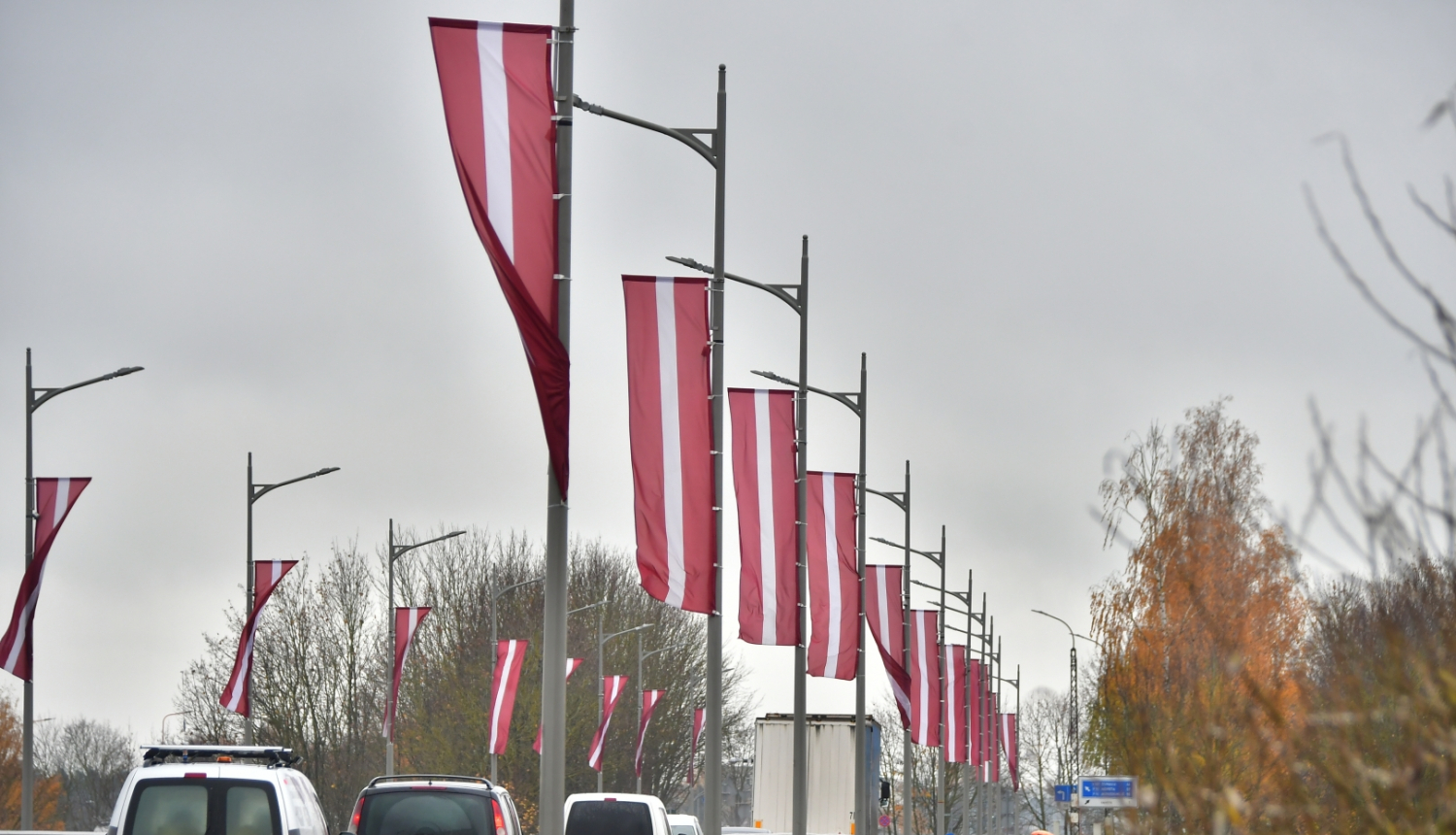 pilsētas skats ar dekoratīviem karogiem