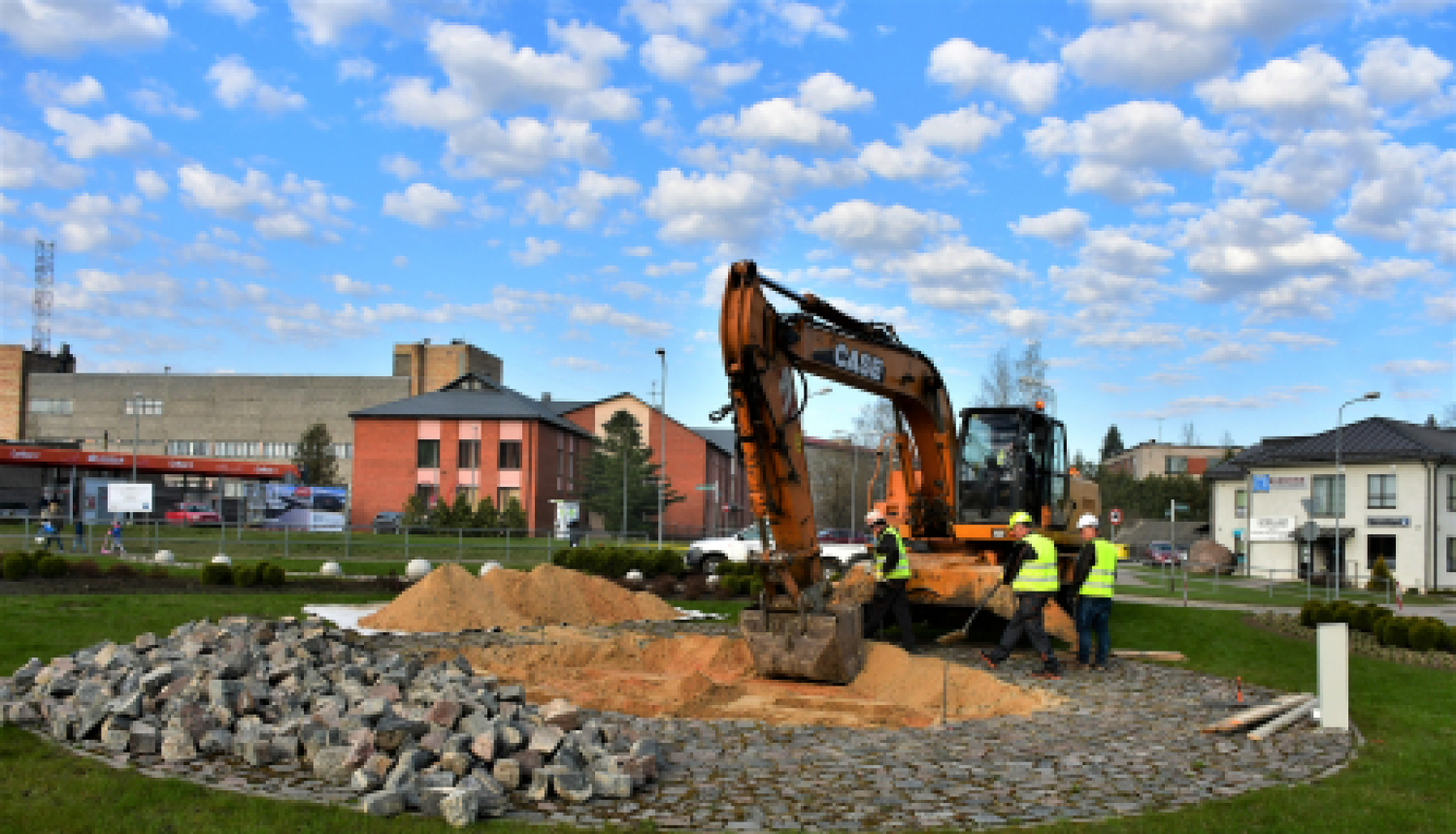 Brīvības ielas rotācijas aplī uzstāda karoga mastu