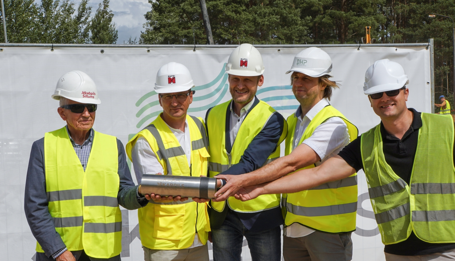 Pašvaldība, būvnieki un SIA "Jēkabpils siltums" ar kapsulu jaunās katlumājas būviniecībā Tvaika ielā 4
