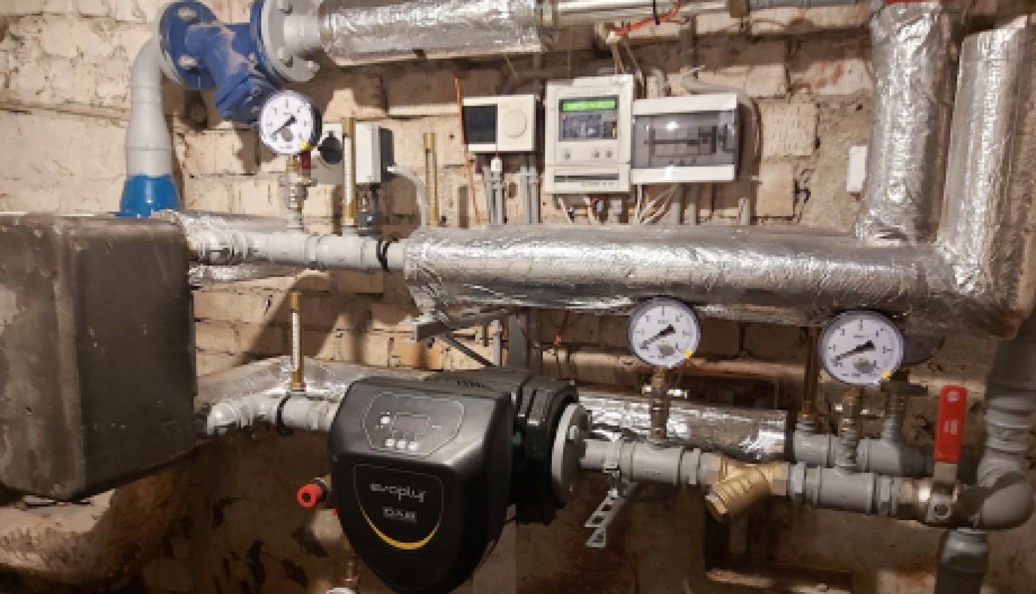 Uzstāda automatizētos siltummezglus un turpina mainīt kanalizāciju