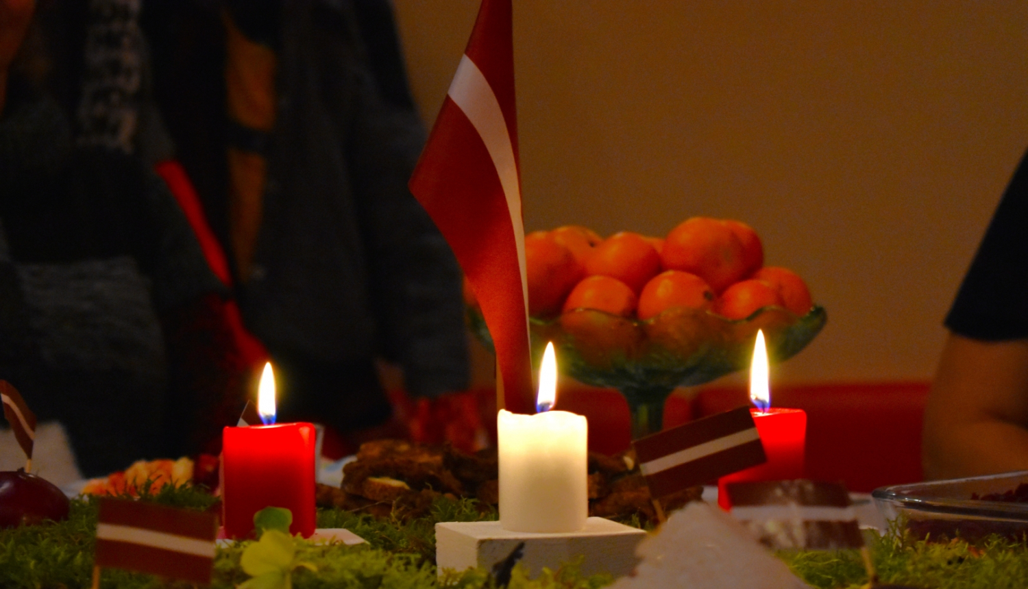 Latvijas karodziņš un Adventes sveces