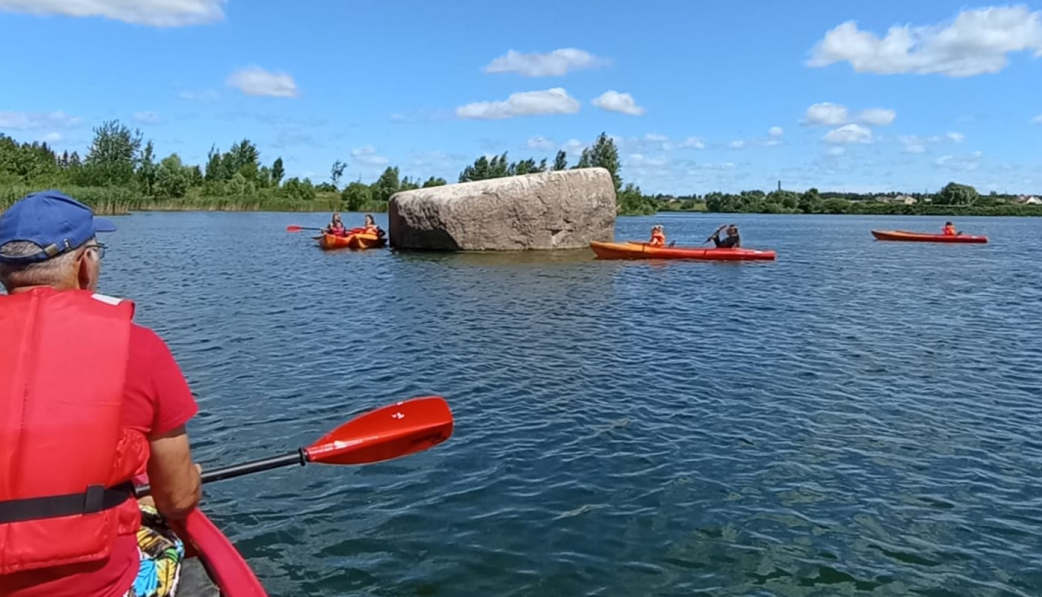 laivotāji Radžu ūdenskrātuvē pie dižakmens