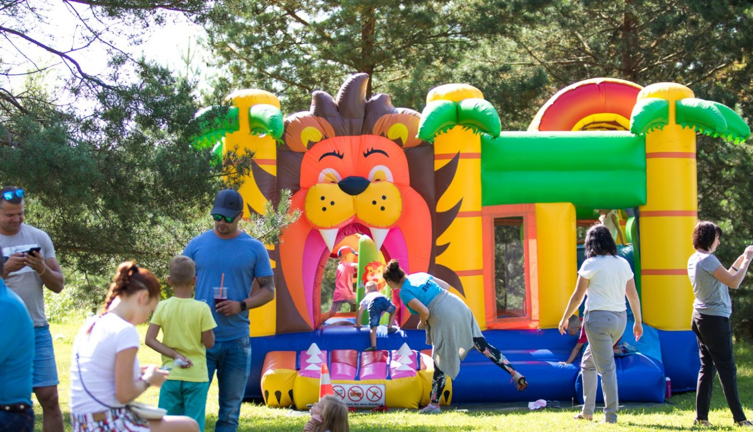 Bērni un piepūšamās atrakcijas