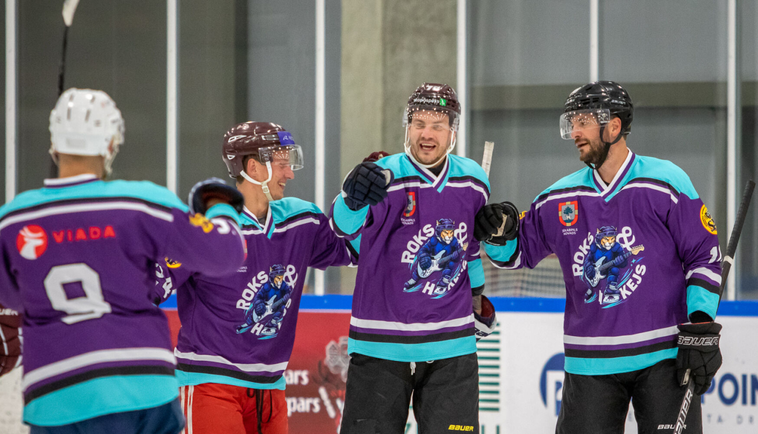 hokejisti formās ar Jēkabpils novada ģerboni