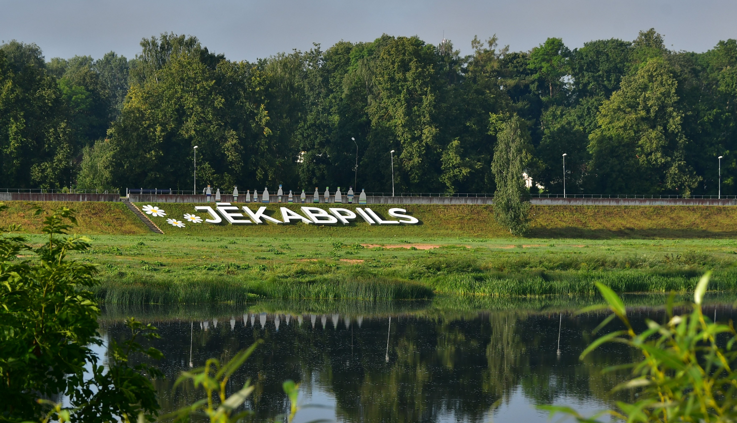 Jēkabpils uzraksts pie Daugavas uz aizsargdambja nogāzes