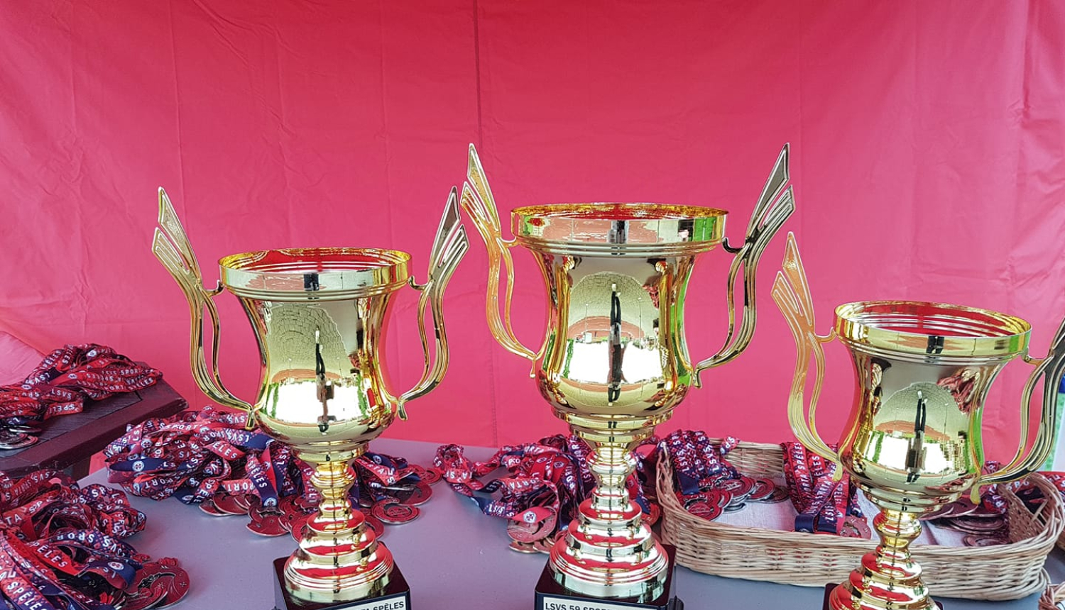 Vieglatlētikas kausi stāv uz galda