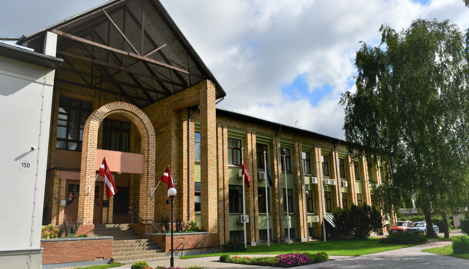 Novada pašvaldības ēka Rīgas ielā 150A, Jēkabpilī