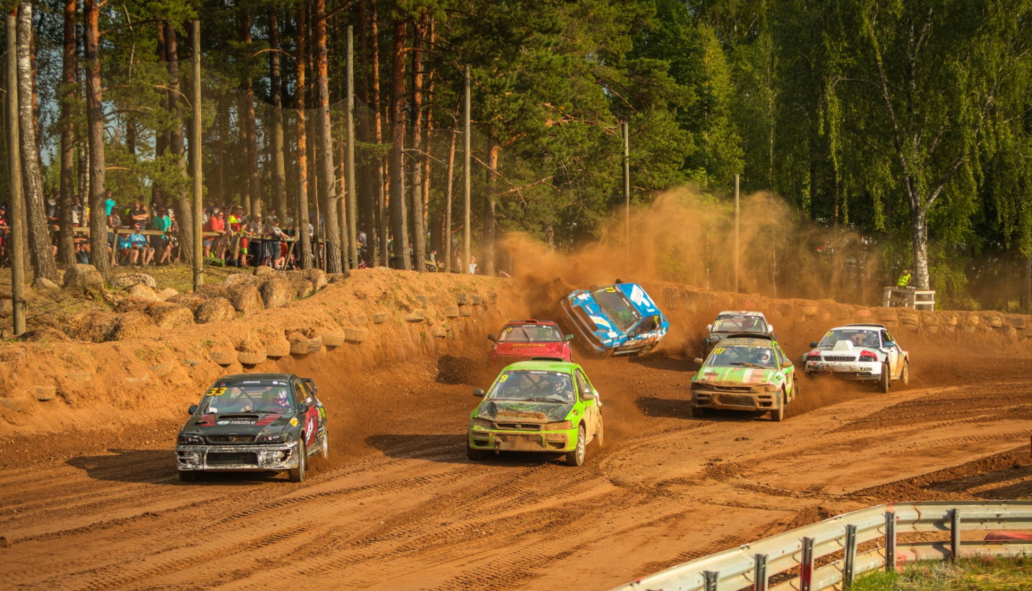 autokross trasē, grants, putekļi, sporta automašīnas, fona priežu mežs ar skatītājiem