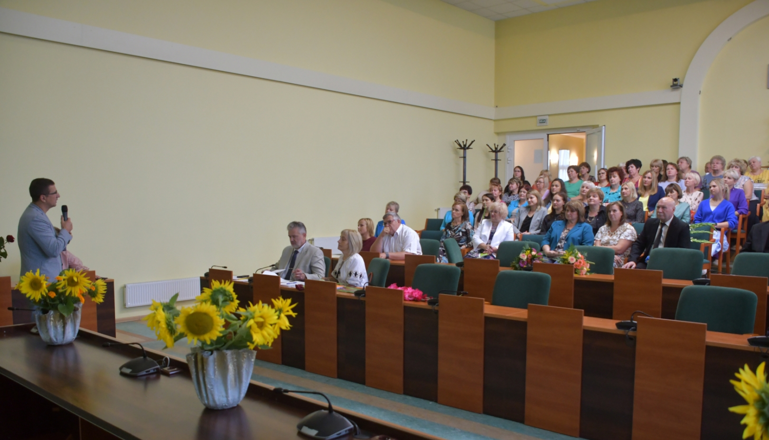 Pedagogu konferences dalībniekus uzrunā Raivis Ragainis