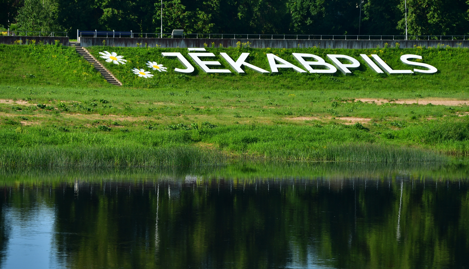 Uzraksts Jēkabpils pie Daugavas