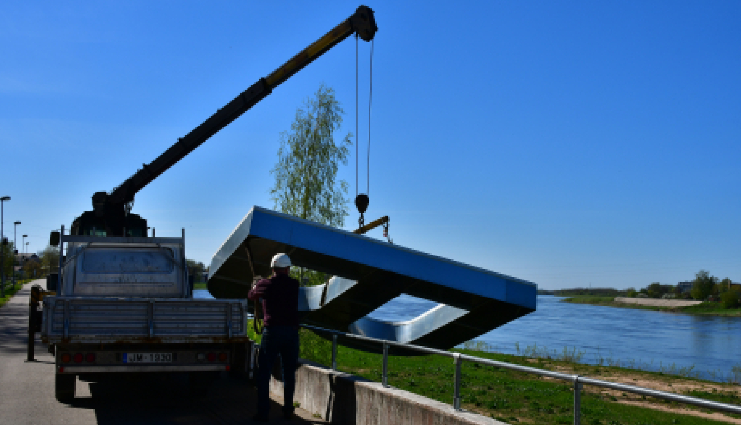 Uz dambja nogāzes veido uzrakstu “JĒKABPILS”