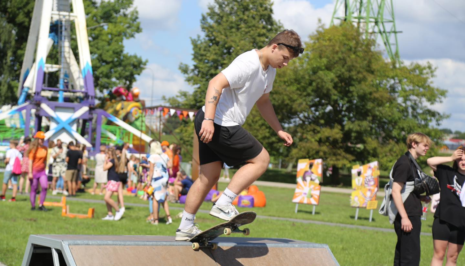 Jaunieši ar skrituļdēli