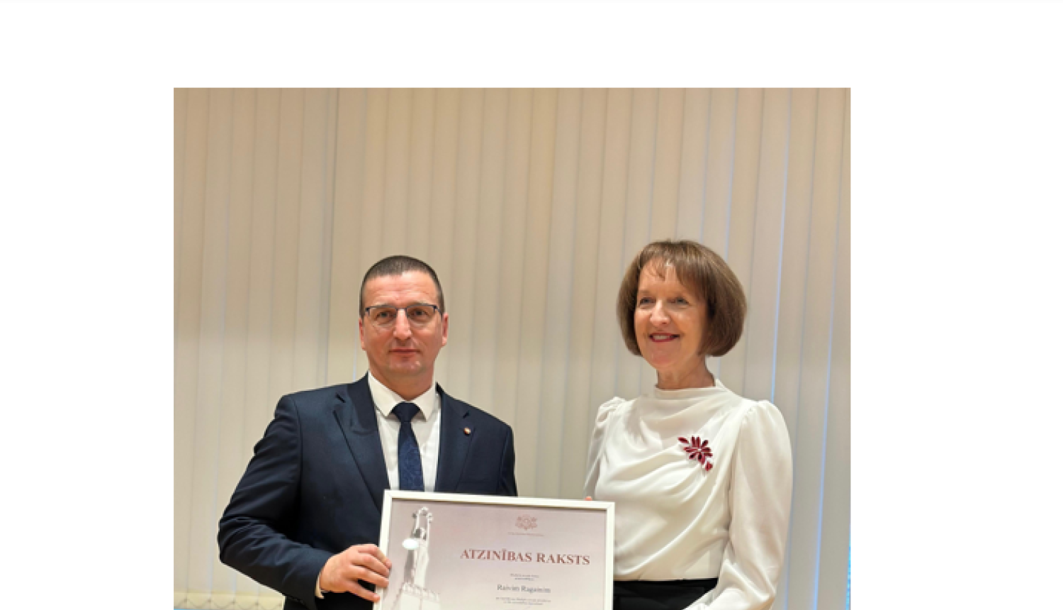 Priekšsēdētājs Raivis Ragainis saņem VARAM atzinības rakstu