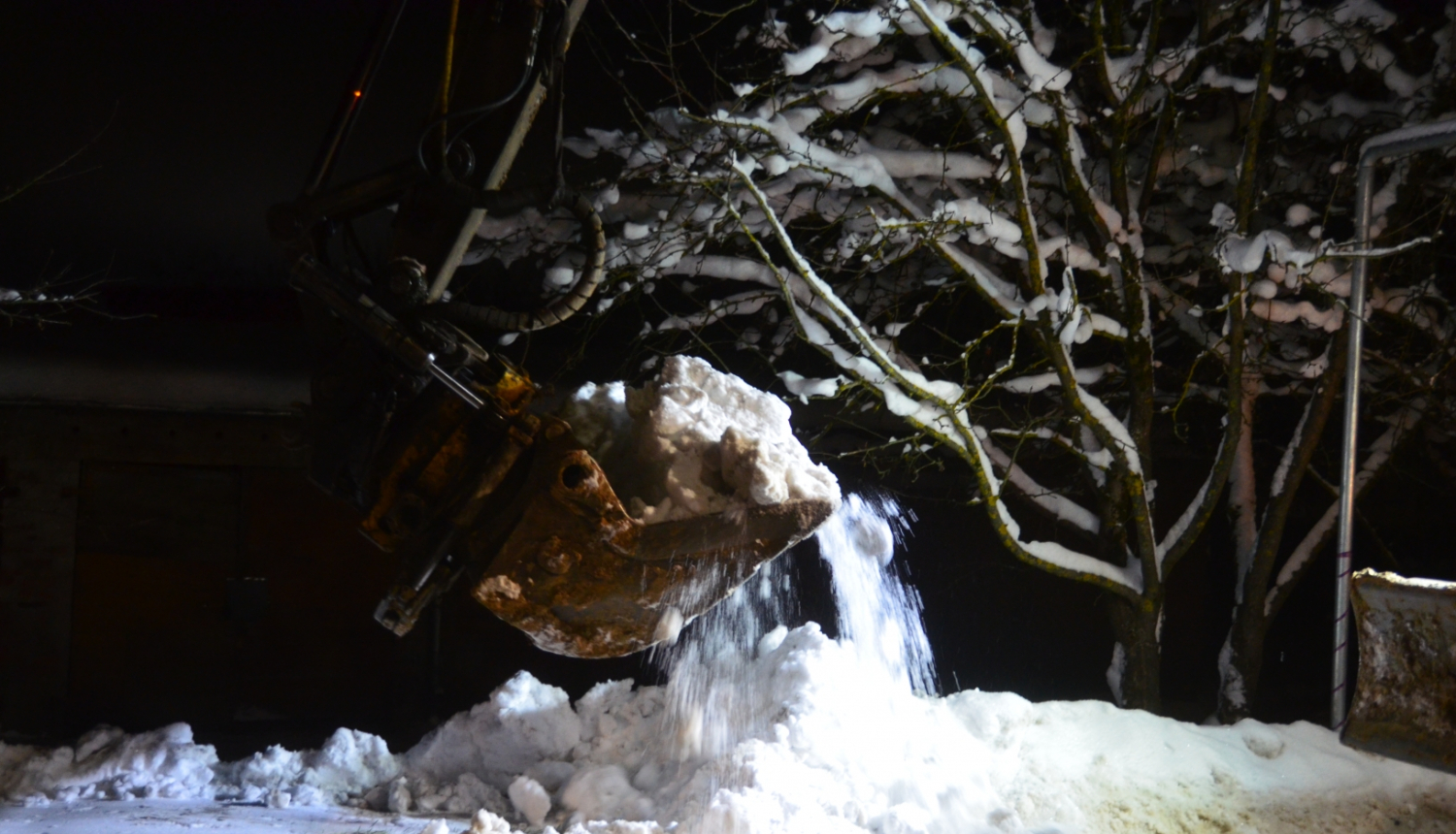 Traktora kauss ar sniegu