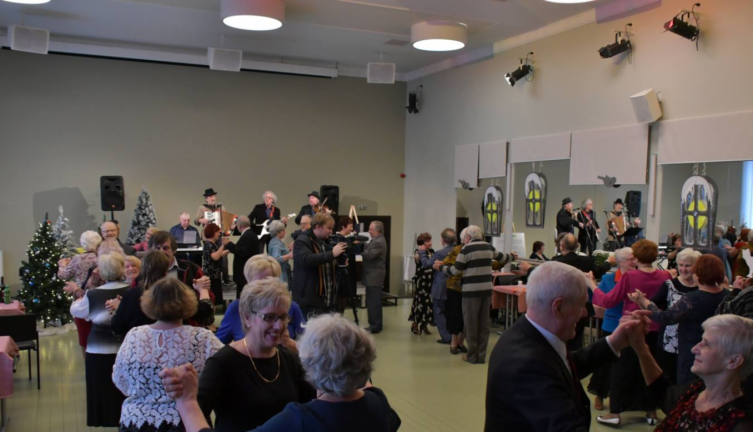 Aicinām piedalīties senioru deju nodarbībās "Ar deju uz veselību"!