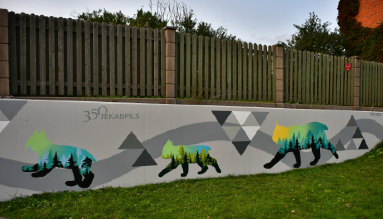 Apgleznota mūra siena starp Rīgas un Kurzemes ielu