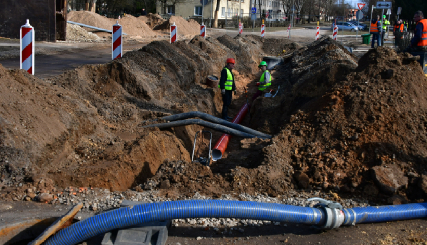 Strādā pie avārijas seku novēršanas Draudzības alejas mikrorajonā 